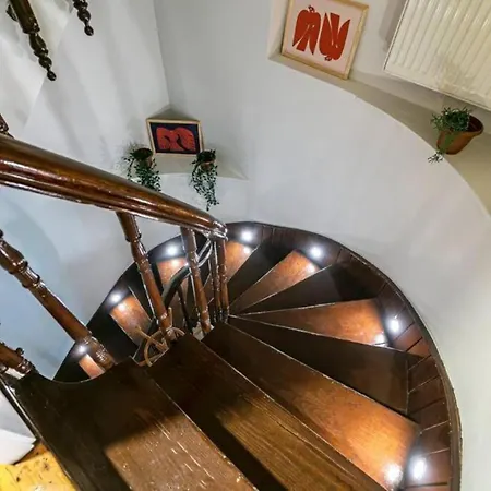 4-story Gem In Cihangir - 5 Bedroom & Cute Rooftop Lägenhet *