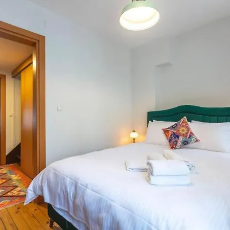 4-story Gem In Cihangir - 5 Bedroom & Cute Rooftop Lägenhet