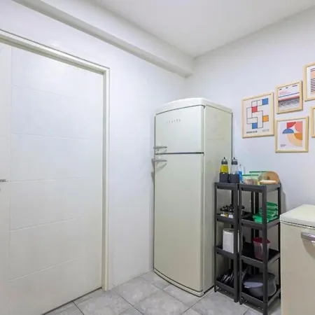 4-story Gem In Cihangir - 5 Bedroom & Cute Rooftop Lägenhet