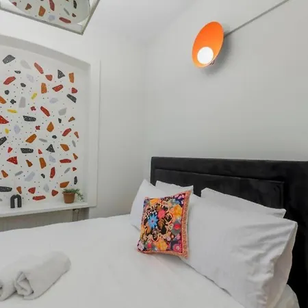 4-story Gem In Cihangir - 5 Bedroom & Cute Rooftop Lägenhet