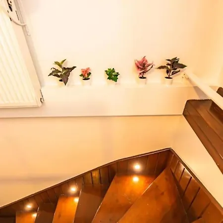 Lägenhet 4-story Gem In Cihangir - 5 Bedroom & Cute Rooftop Istanbul