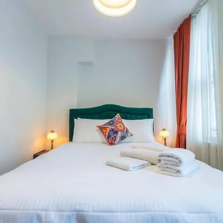 Lägenhet 4-story Gem In Cihangir - 5 Bedroom & Cute Rooftop