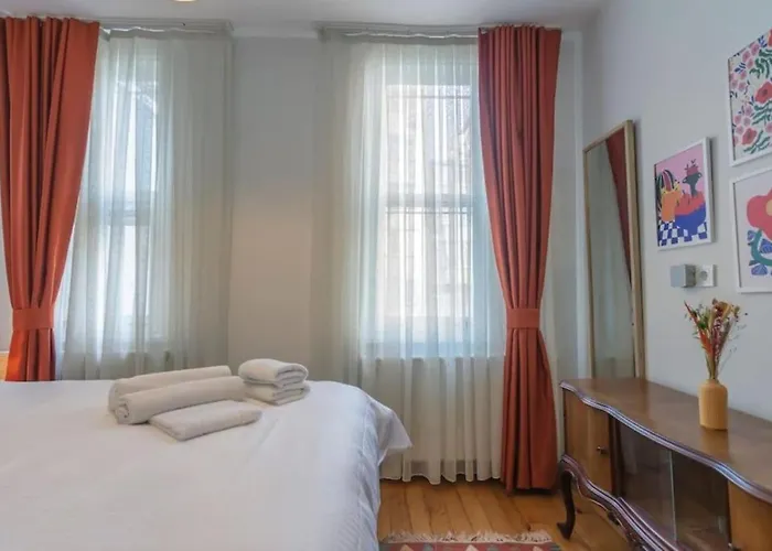 4-story Gem In Cihangir - 5 Bedroom & Cute Rooftop Apartamento Estambul
